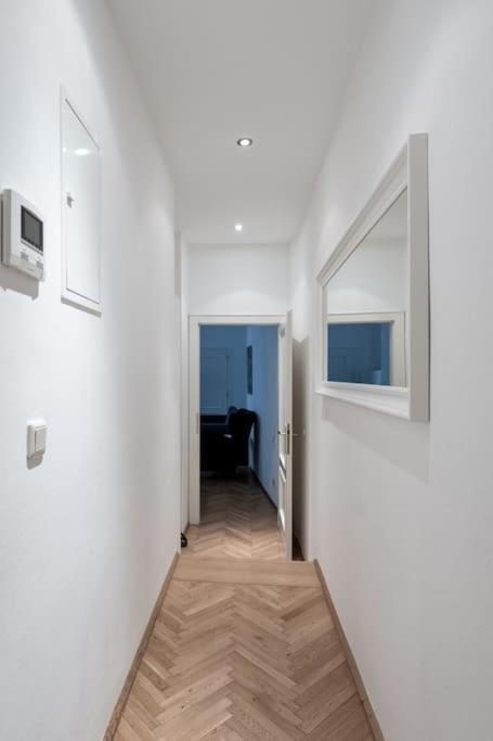 Historic Heart Apartment Виена Екстериор снимка